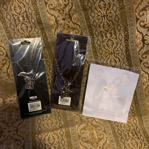 🍎NEW🍎 - Breaking Dawn - Cullen Crest Necklace Edward Dog Tags Picture Cloth - Picture 5 of 5
